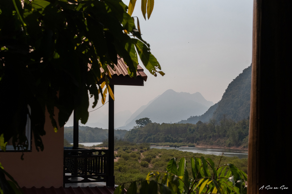 vue sur la Nam Ou depuis la terrasse de la Rainbow Guesthouse dans le village du nord Laos de Muang Ngoi Neua