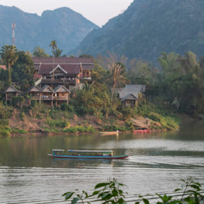 Bateau sur la Nam Ou en face de la guesthouse , Trek nord Laos Nong Khiaw