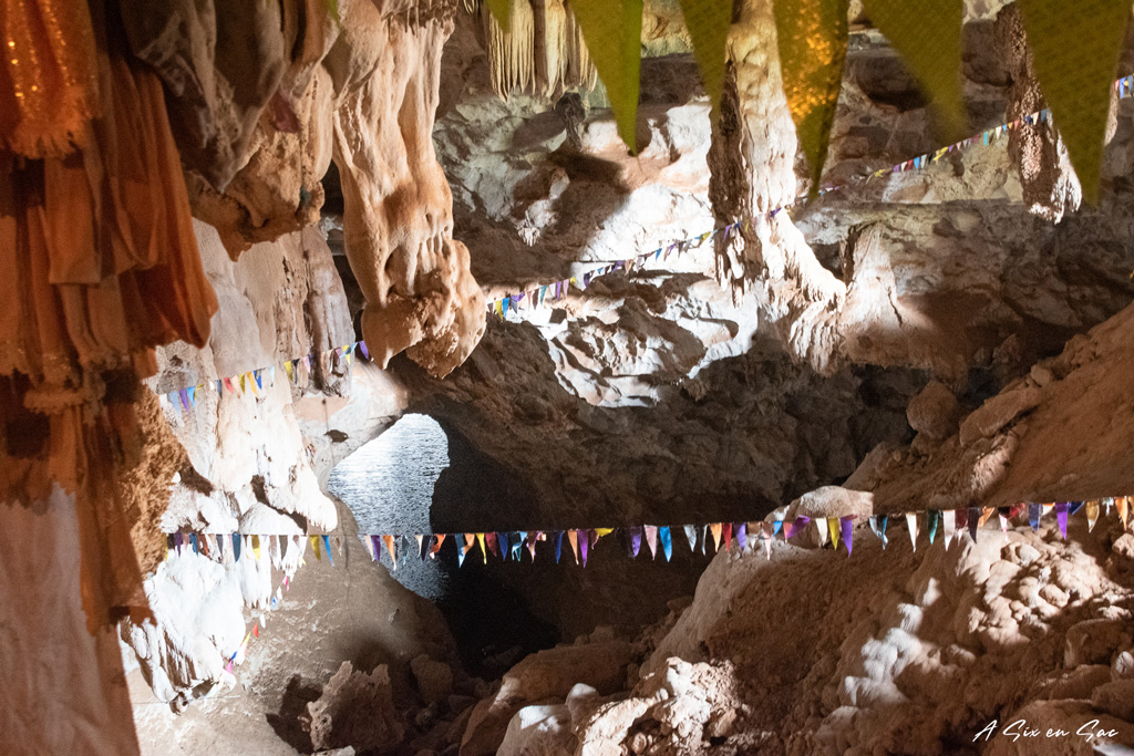 intérieur de la grotte de Tha Pha Inn sur la boucle de Thakhek au Laos