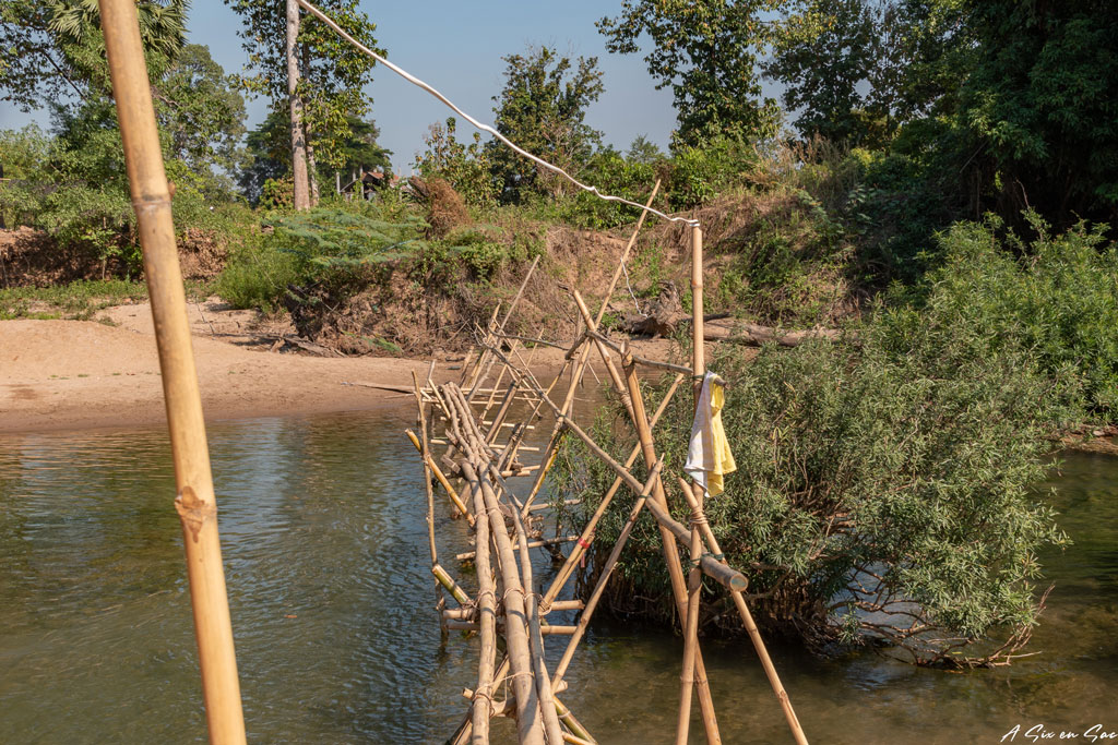 pont de bambou pour accéder à Mad Monkey - Laos Si Phan Don