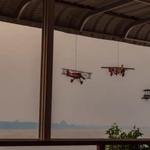 petites maquettes d'avion sur coucher de soleil depuis la terrasse de Sorya à Kratie