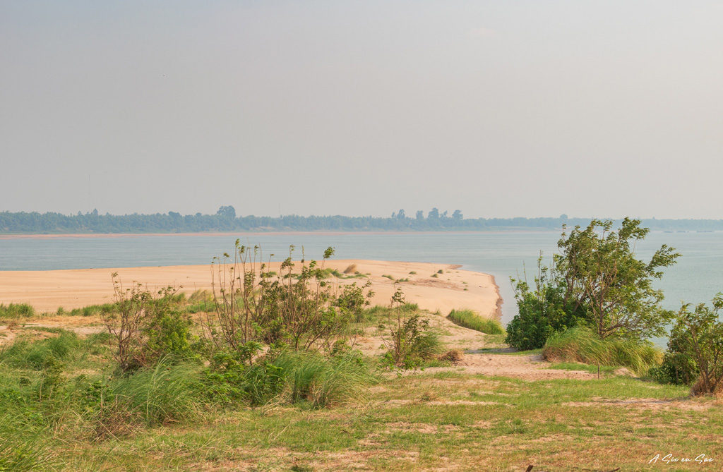 pointe sud de l'île avec le Mékong en arrière plan Cambodge Kratie dauphins d'Irrawaddy