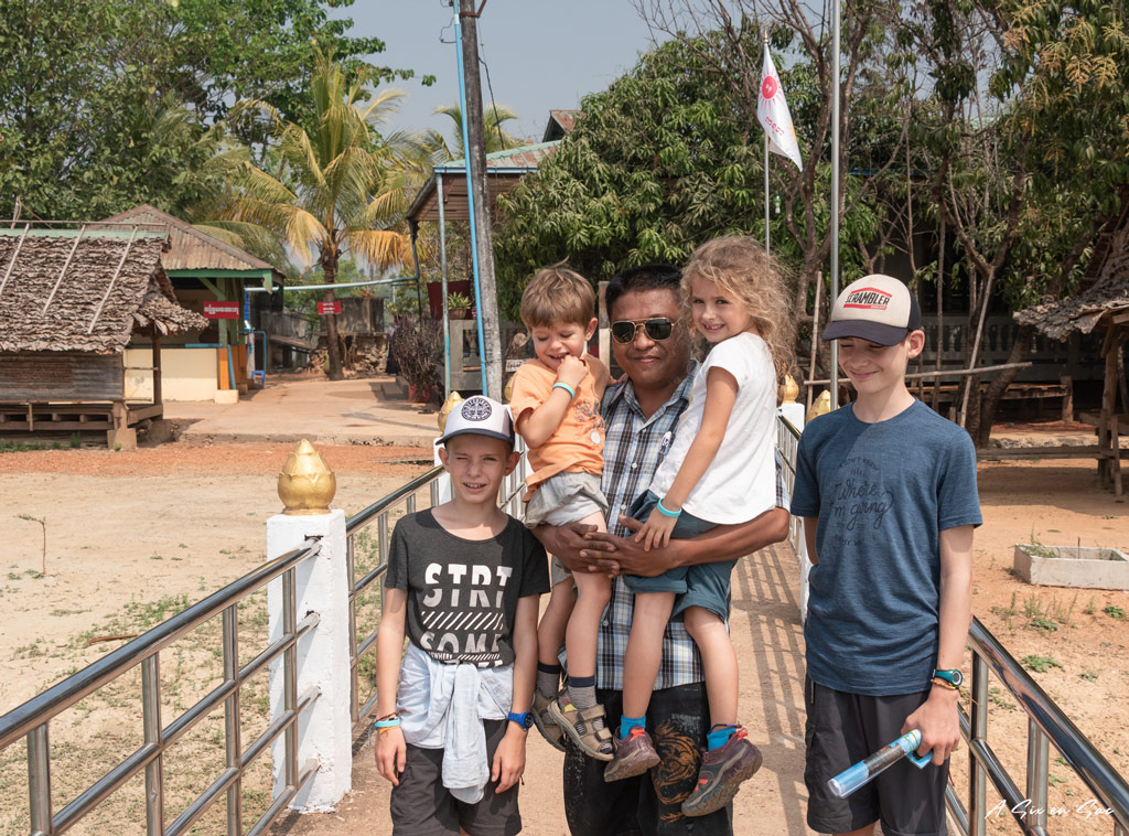 Les enfants avec notre chauffeur et guide- Hpa An Myanmar