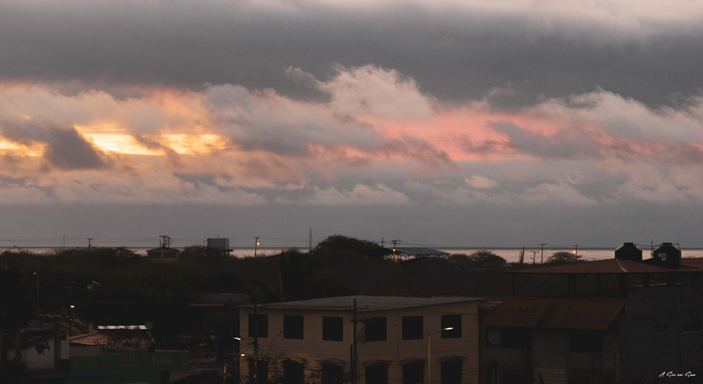 coucher de soleil depuis le toit terrasse de la Casa de Jaimy - Galapagos San cristobal Equateur Novembre 2020