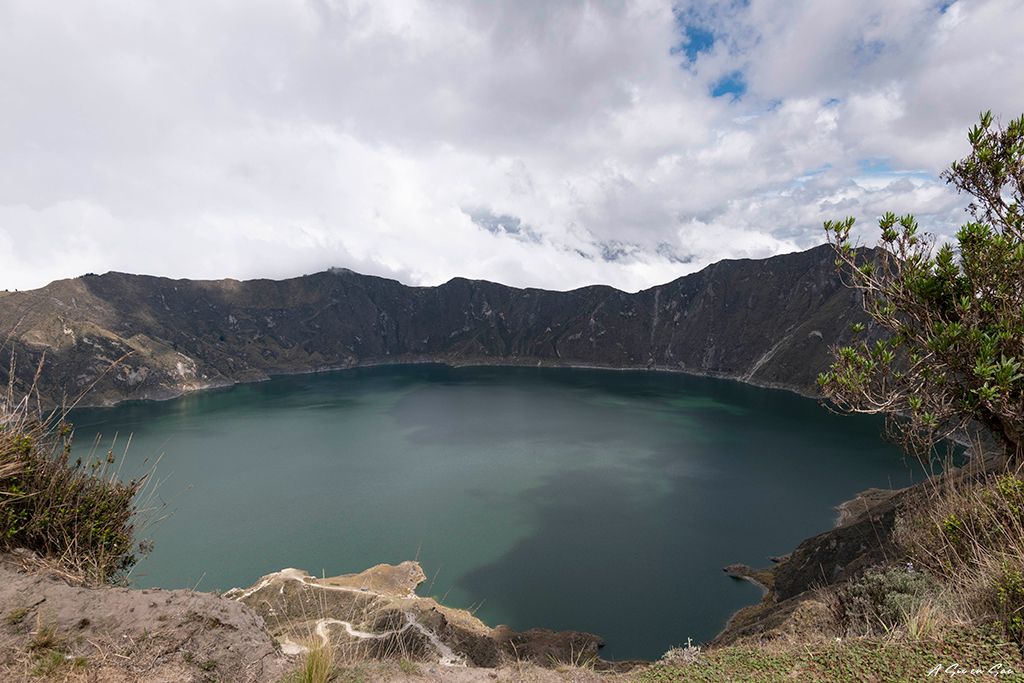la lagune du volcan Quilotoa en plan large