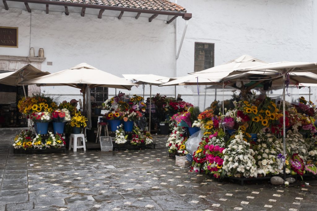 marché aux fleurs sur une place de la ville coloniale de Cuenca en Equateur