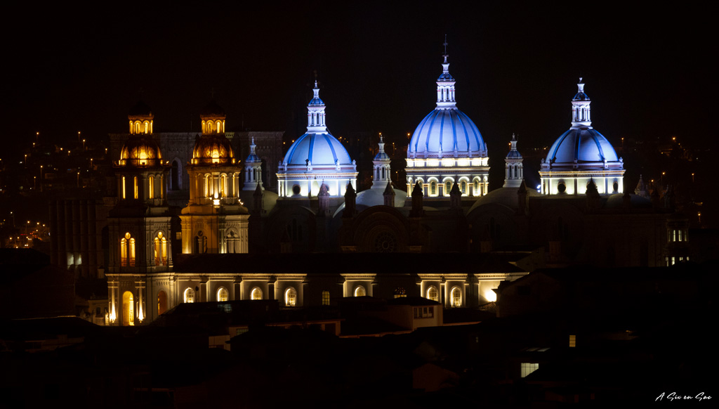 la nouvelle cathédrale vue de nuit dans la ville coloniale de Cuenca en equateur