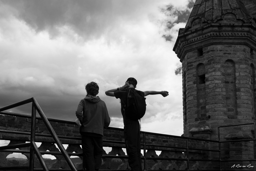 les garçons sur le toit de la nouvelle cathédrale de la ville coloniale de Cuenca en Equateur