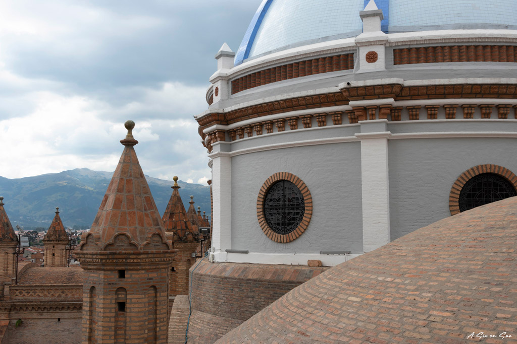 dôme en mosaïque de la nouvelle cathédrale de la ville coloniale de Cuenca en Equateur avec la Sierra en toile de fond