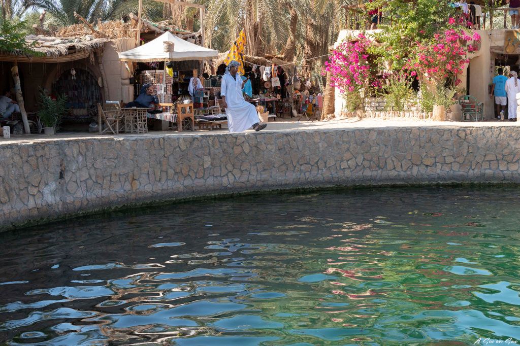 oasis Siwa en Egypte : les bains de Cléopâtre et les bars et boutiques de souvenirs attenantes