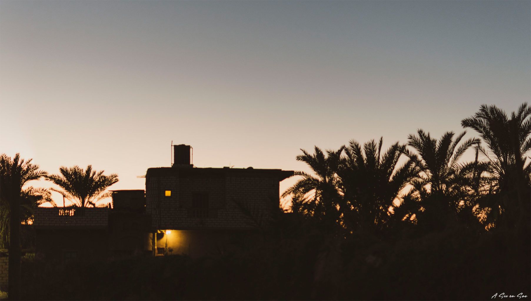 Oasis de Siwa ( Egypte ) : maison à la tombée de la nuit sur la route du village