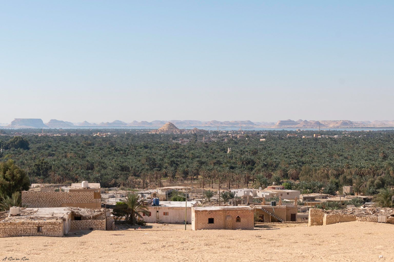 vue de l' Oasis de Siwa en Egypte depuis la montagne proche des bains de Cleopatra