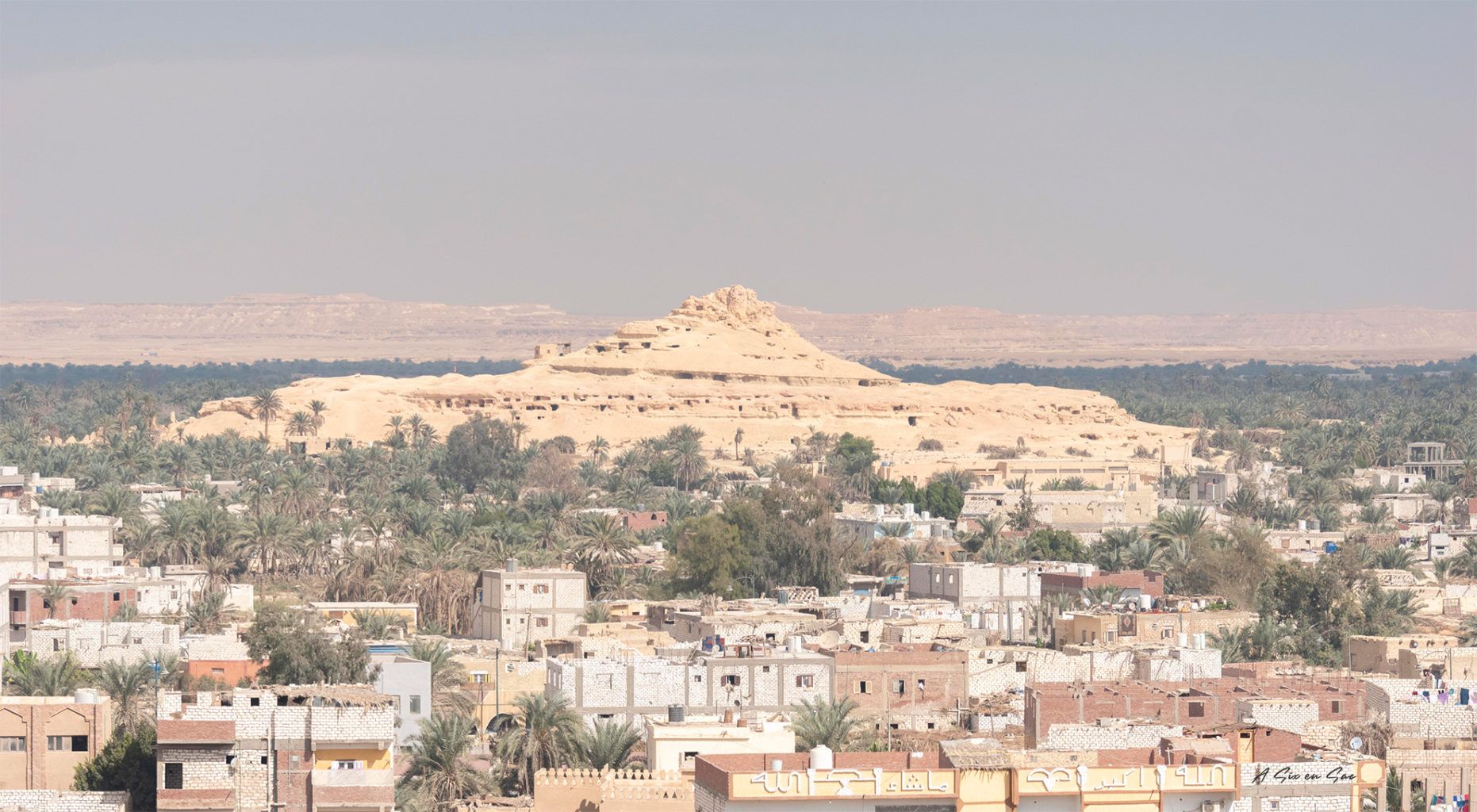 la montagne des morts depuis la forteresse de Shali ( oasis de Siwa - Egypte )