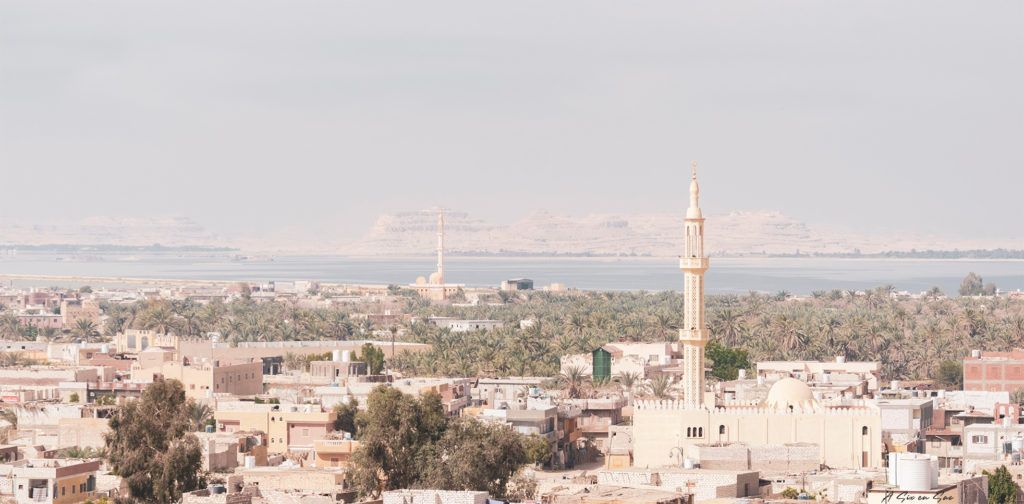 oasis de Siwa ( Egypte ) : vue sur les minarets et le lac depuis la forteresse de Shali