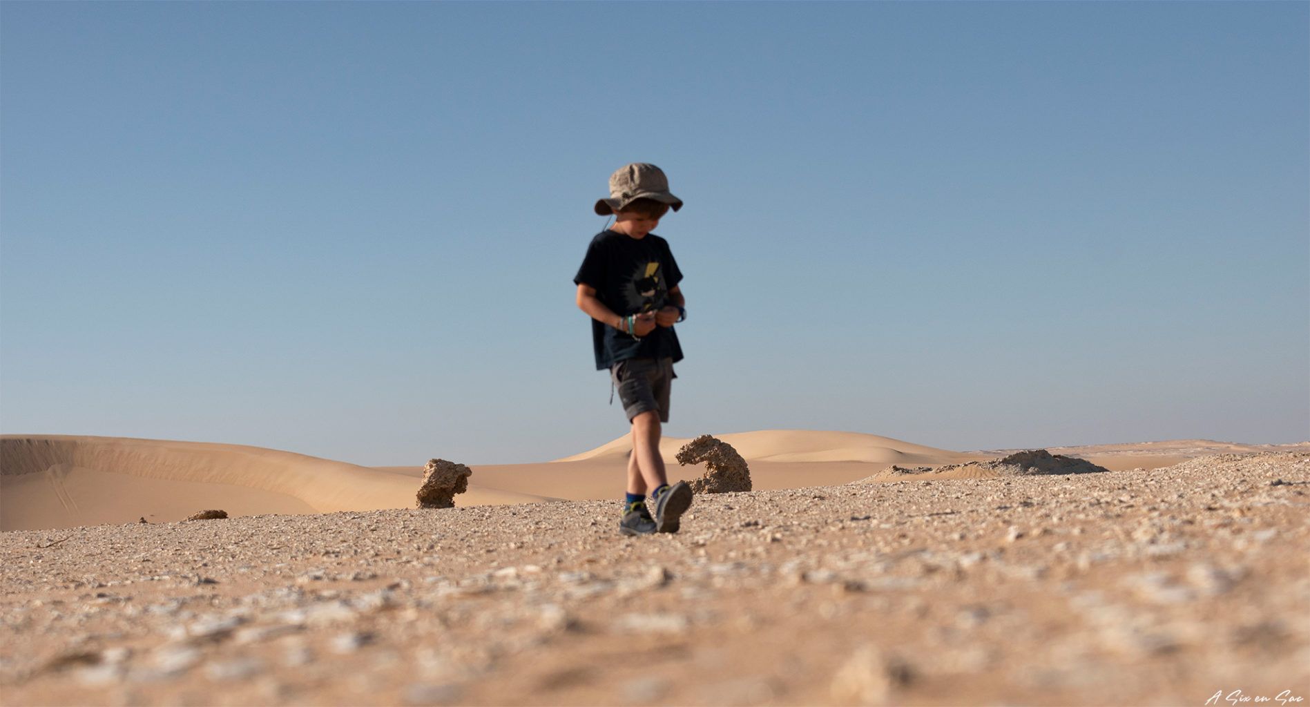 Nils déambule au milieu des fossiles dans le désert du Sahara en Egypte depuis l'oasis de Siwa