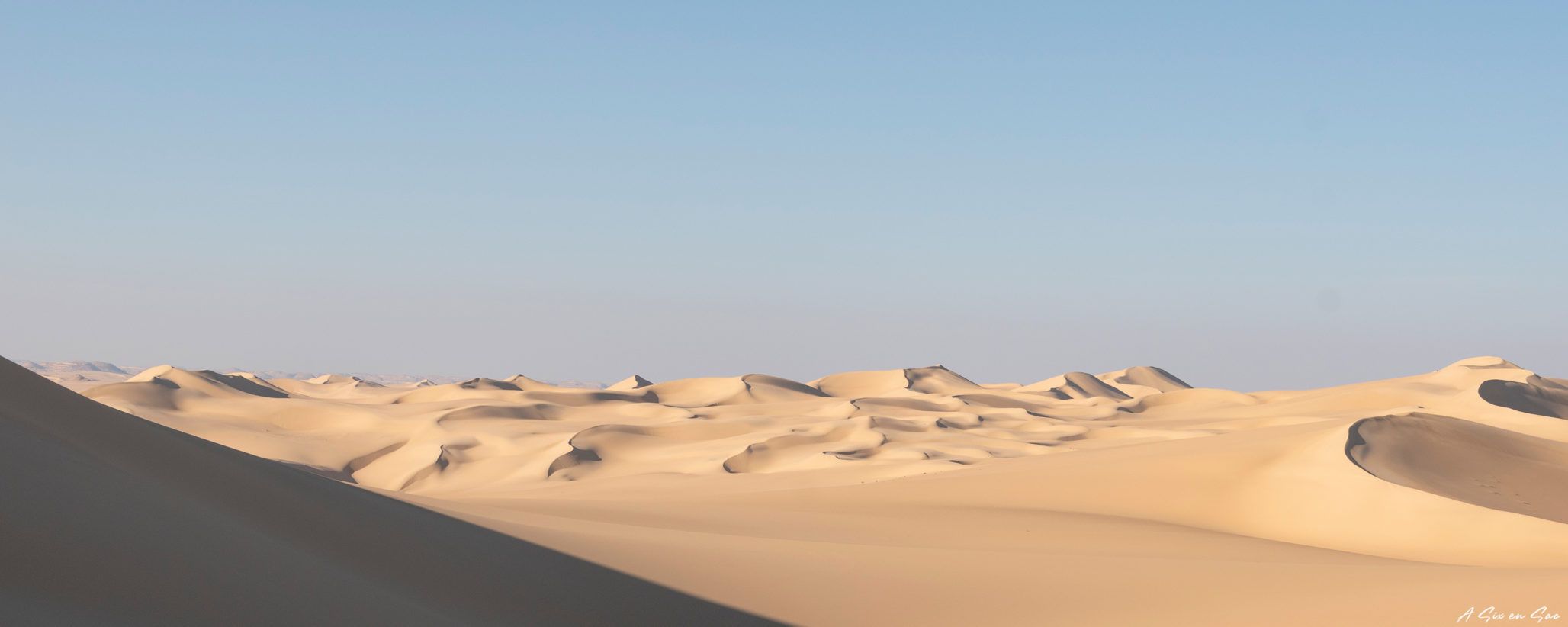 vue panoramique sur les dunes de sable du désert du Sahara ( depuis Siwa en Egypte )