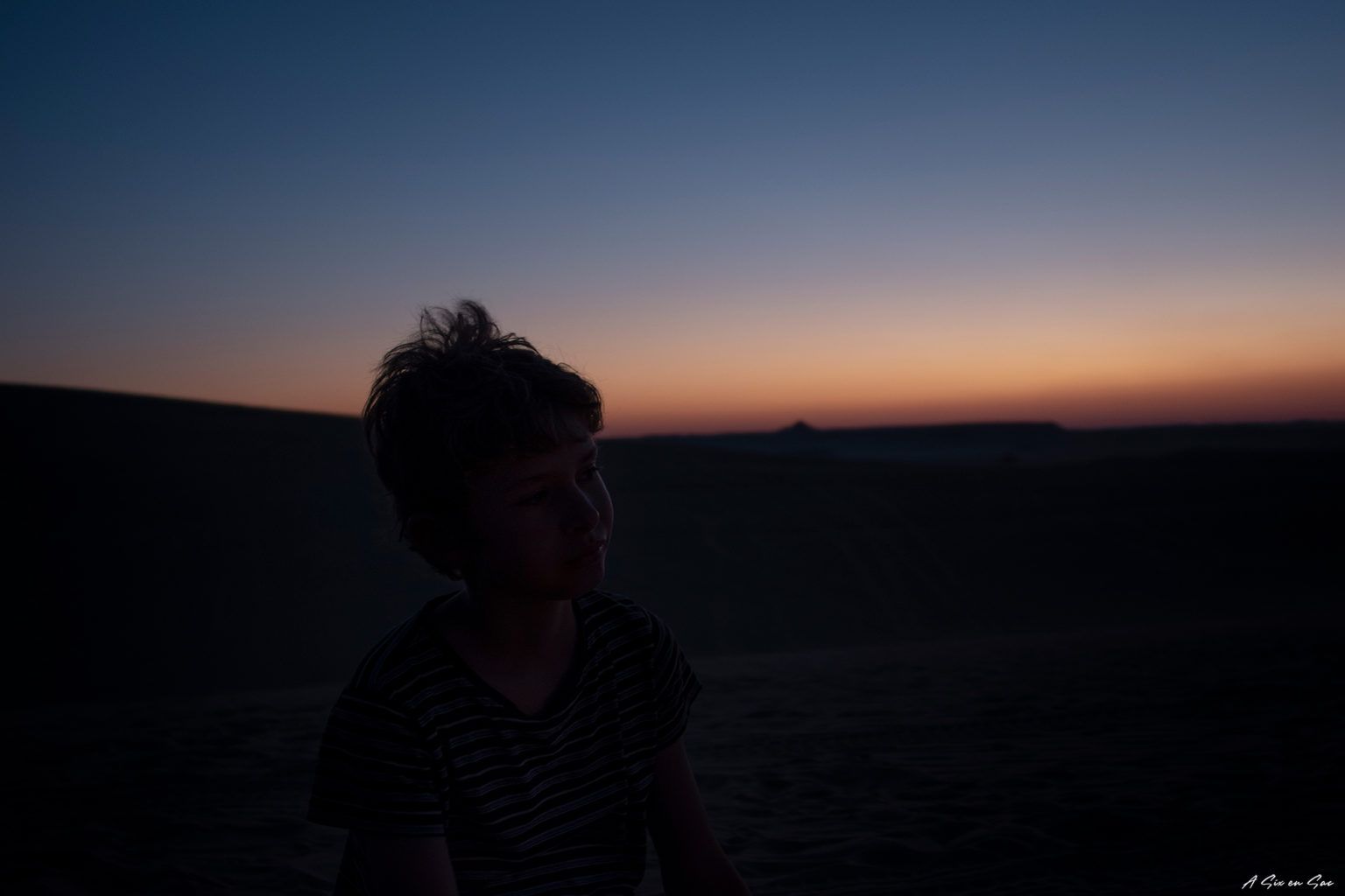 Pierre au près du feu pour le thé dans le désert du Sahara en Egypte ( excursion de 24h depuis l'oasis de Siwa )