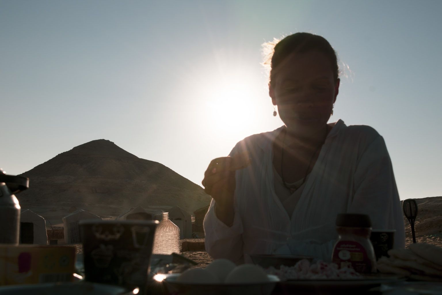petit déjeuner dans le désert du Sahara lors de notre excursion à la journée depuis l'oasis de Siwa en Egypte