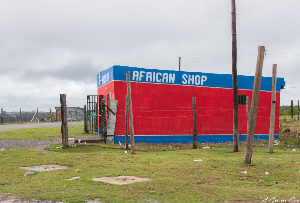Bon à savoir pour préparer son voyage en Afrique du Sud : on ne trouve que des africans shop en dehors des grandes villes ....