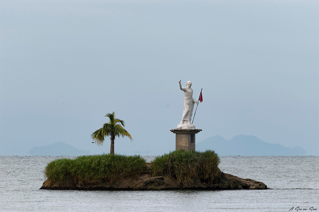 statue du Christ protecteur des pecheurs au large de Livingston / Guatemala