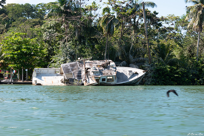 un bateau échoué à Livingston / Guatemala