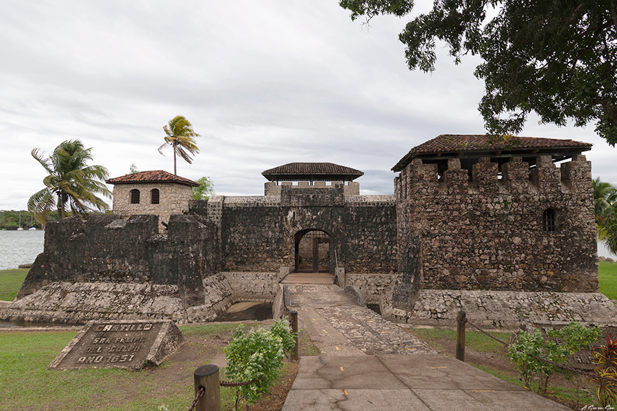 castillo San Felipe vue depuis le lac Izabal à Rio Dulce Guatemala