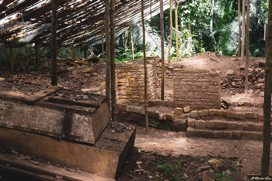 zone de fouilles au niveau du palais royal de la citée maya de Cancuen au Guatemala