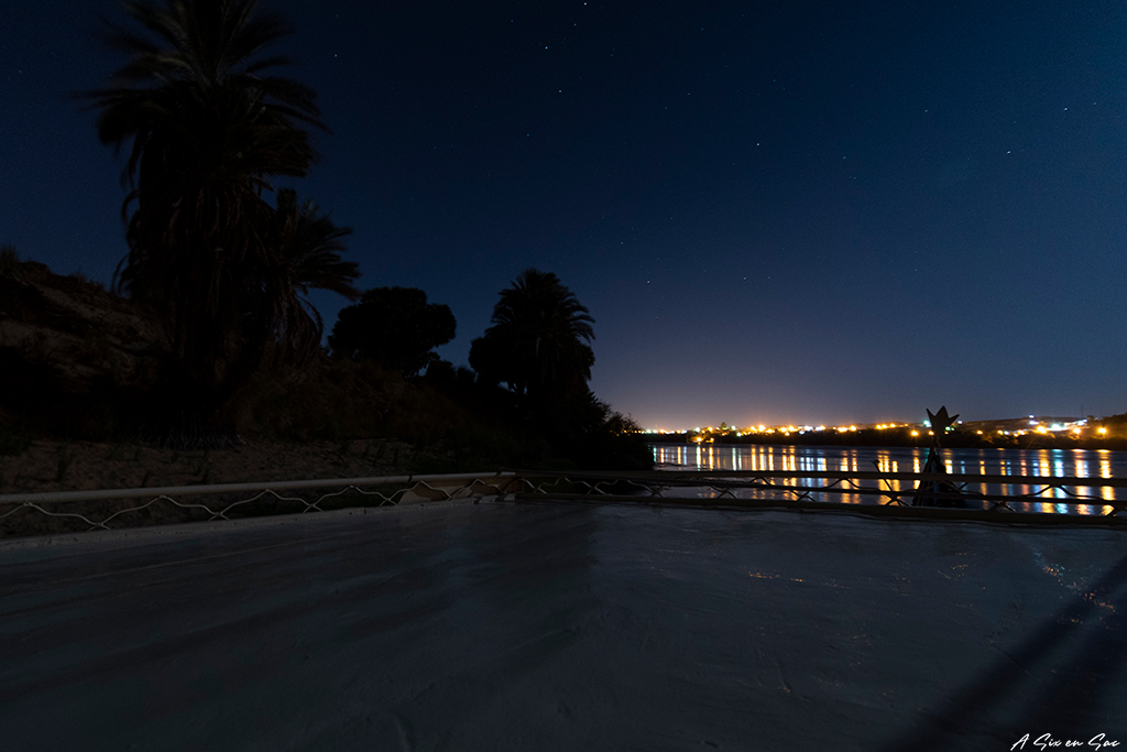 la nuit tombé sur la Felouque avec vue sur une étape de la croisière sur le Nil