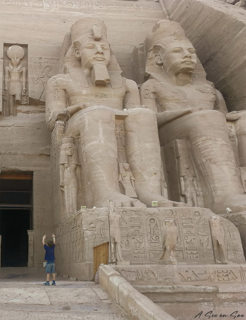 Nils au pied des statuts de Ramsès II aux temples d'Abou Simbel en Egypte