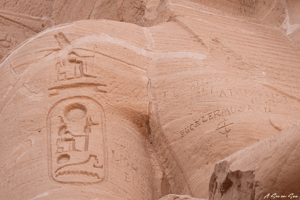 détail du torse d'une statut de Ramsès II à Abou Simbel