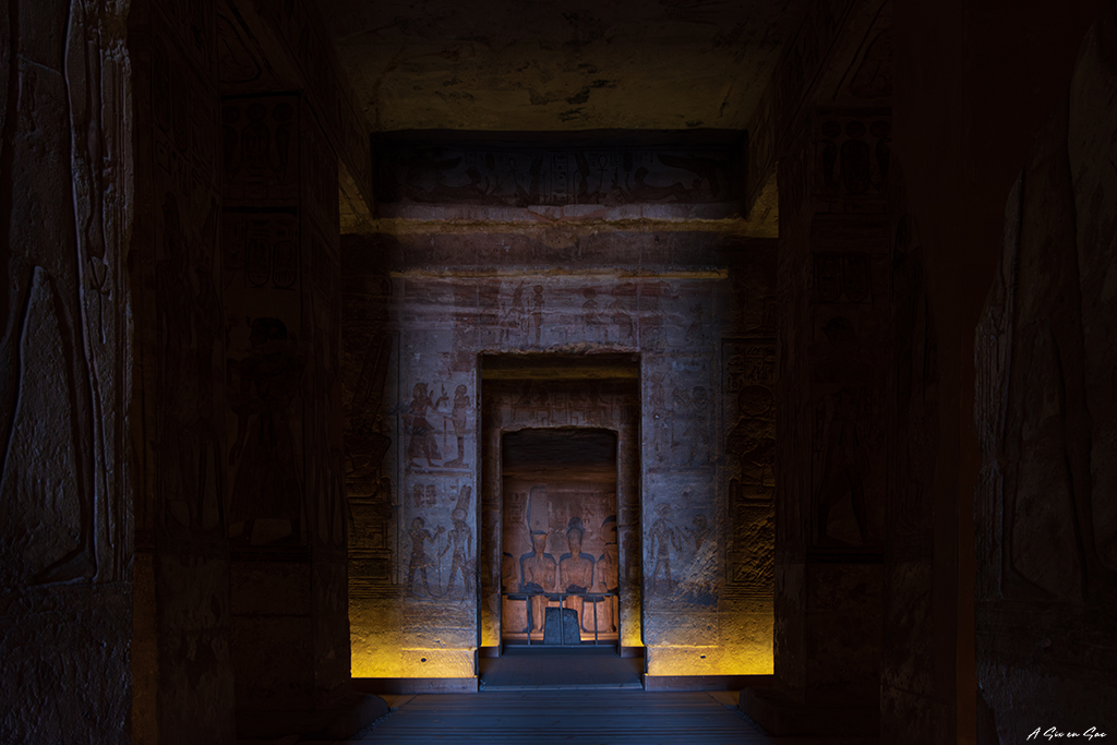 le sanctuaire sacré du temple de Ramsès II à Abou Simbel depuis le vestibule