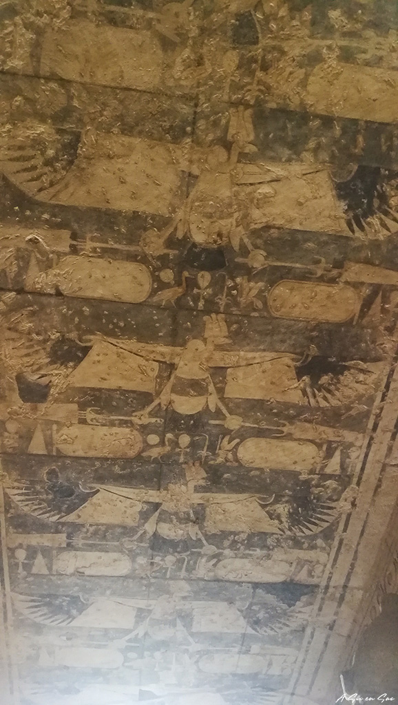 les vauteurs du plafond de la grande salle du temple de Ramsès II à Abou Simbel